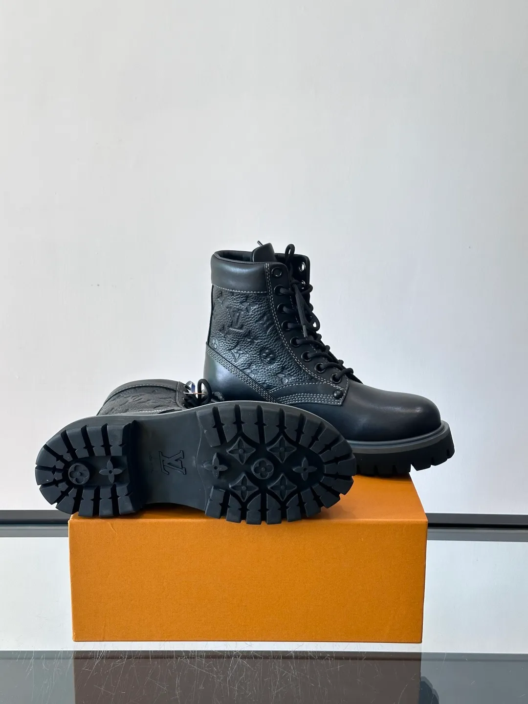 [L Home] Top P: 920💰 Size: 39-44 (45 can be customized) LOUIS VUITTON Louis Vuitton ss25 LV Donkey brand new thick-soled lace-up big-toe shoes men's casual shoes high-top short boots. These boots are crafted from top-grain calf leather for a lightweight and comfortable fit. The thick EVA outsole is embellished with eye-catching ridges, and the trendy attitude of being both strong and soft makes it an everyday choice. ✔Upper: imported first-layer cowhide ✔Lining: cowhide ✔Outsole: original molded outsole